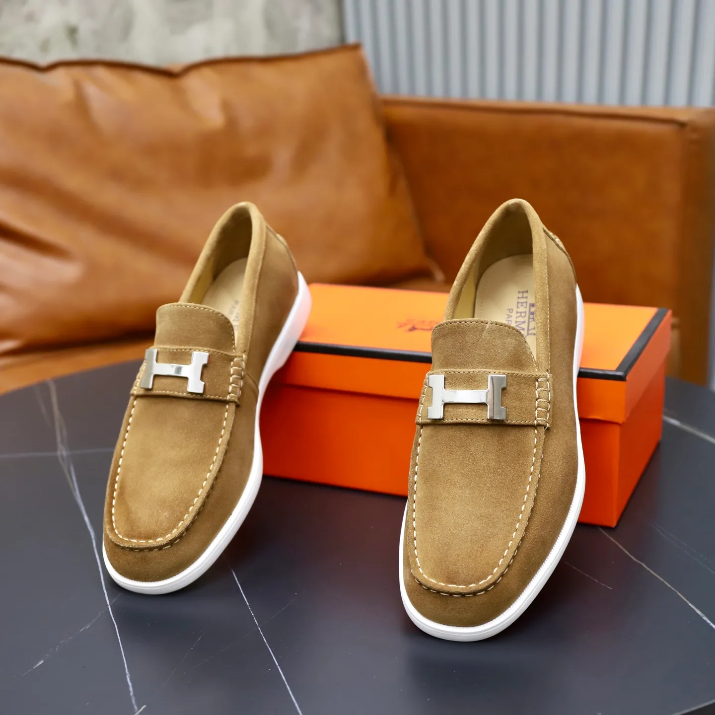 Ex-factory price: 540💰Hermès/Hermès slip-on men's shoes. This shoe is made of imported cow suede leather, with simple and smooth lines, and a 3CM rubber foam ultra-light sole combined with aerodynamic design! Youthful and fashionable, H button decoration, contrasting leather embellishment on the heel, calf lining to gently wrap your feet, with embossed logo cowhide feet, leather rock strips, casual and urban style, highlighting youthful vitality, sports and leisure version, super versatile Size number: 38-39-40-41-42-43-44 Standard leather shoe size (45 can be customized but does not support returns)